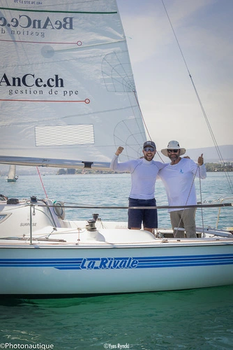 F. et E. Fischlin souriant à bord de La Rivale 3 après leur 5e place aux 5 Jours du Léman 2026