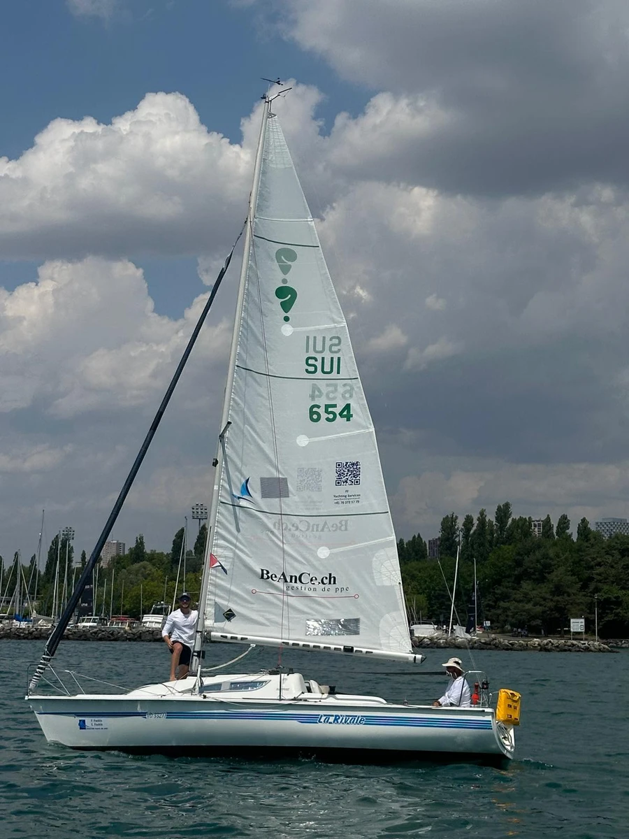 La Rivale 3 naviguant sur le Léman avec F. et E. Fischlin à bord et le logo Beance sur la grand-voile