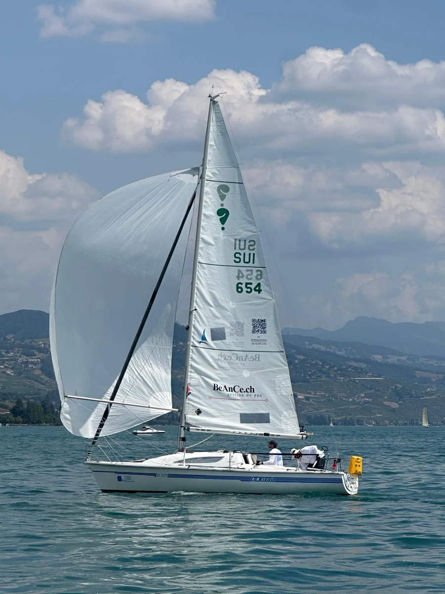 La Rivale 3 naviguant sous spi sur le Léman, avec le logo Beance visible sur la grand-voile