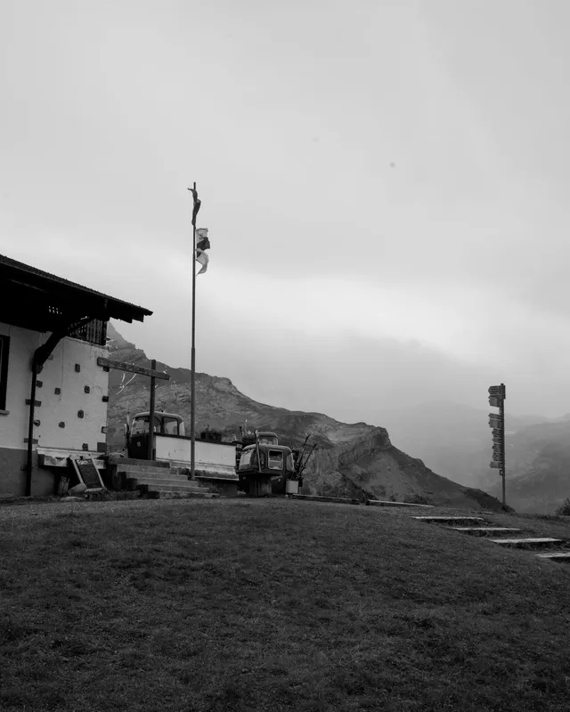 Refuge de montagne dans la brume, Alpes vaudoises